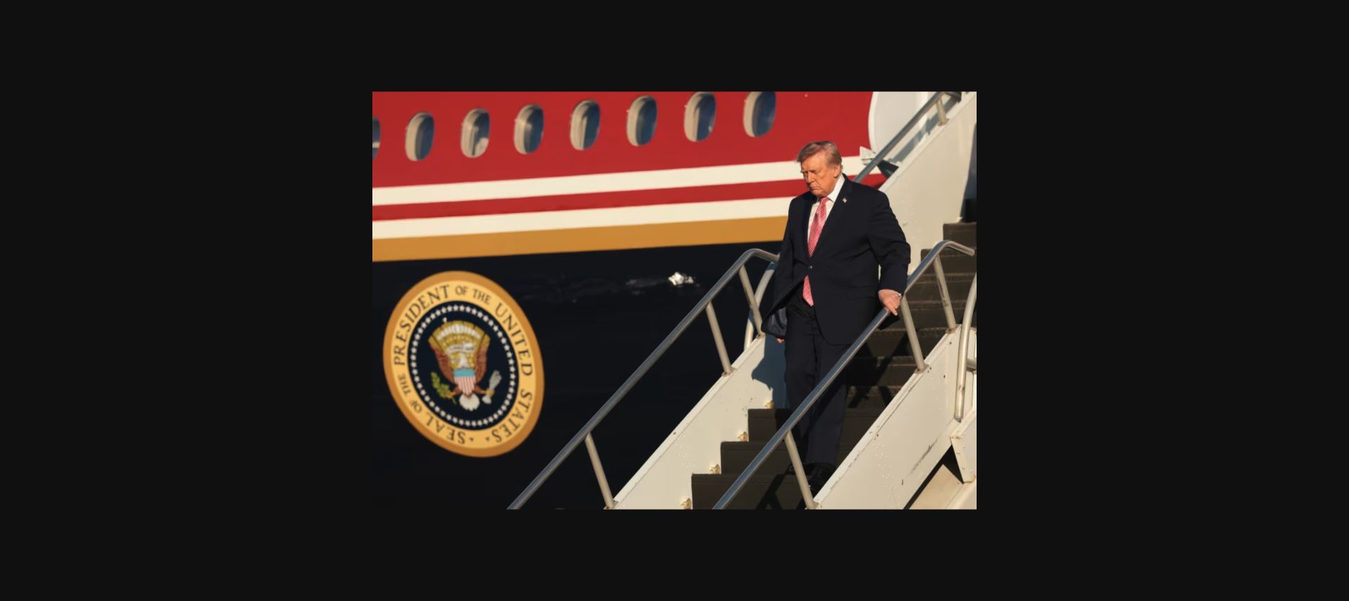 CNN报道原页中的总统专机相关画面。原图署名Anna Moneymaker/Getty Images；来源：CNN，2026年10月22日页面截屏。