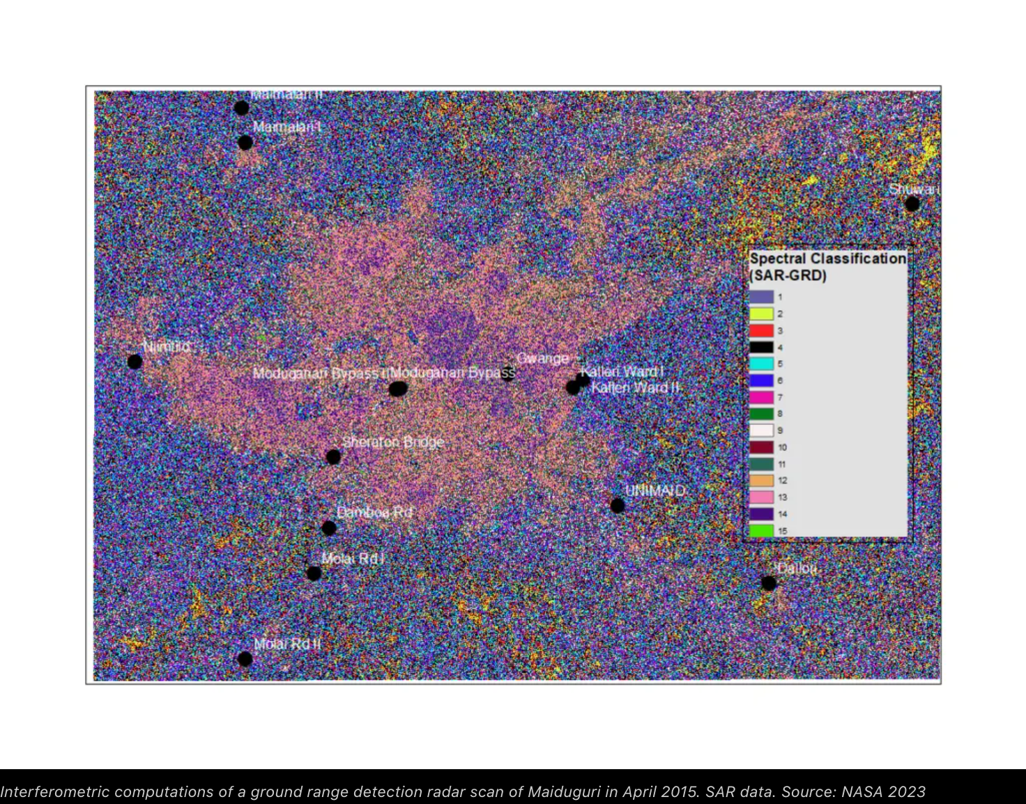 原作中那张雷达影像分类图，原图说明为「Interferometric computations of a ground range detection radar scan of Maiduguri in April 2015. SAR data. Source: NASA 2023」。它呈现的是雷达干涉计算得到的地表分布，不是光学照片。